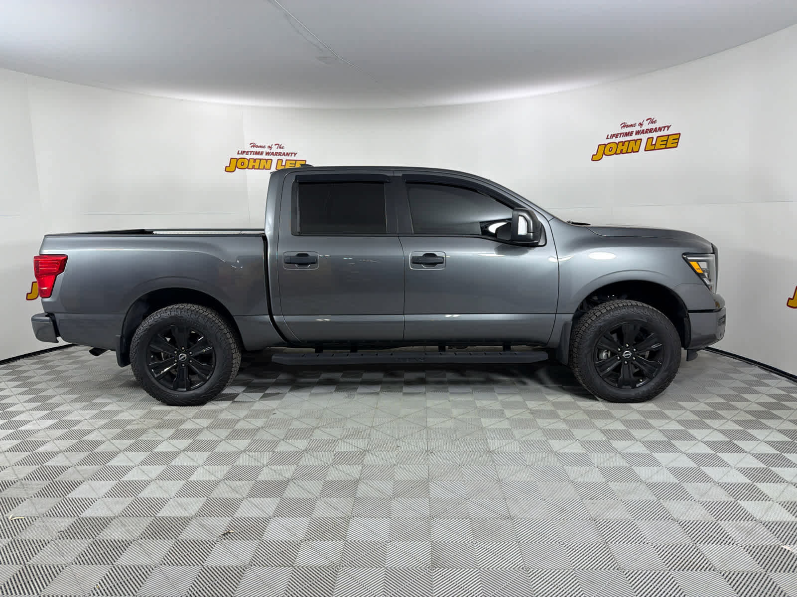 Used 2023 Nissan Titan SV w/ SV Convenience Package image 6