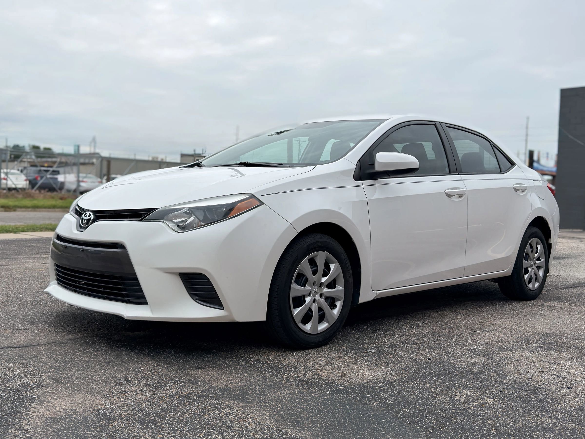 Used 2016 Toyota Corolla LE FWD image 3