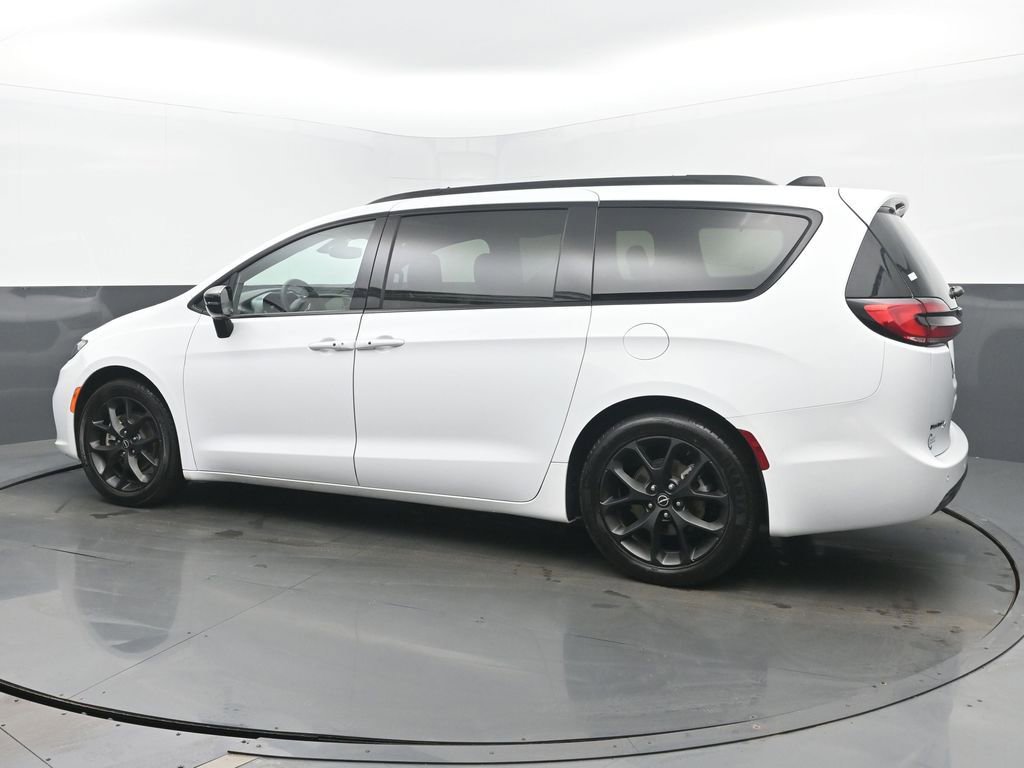 Used 2025 Chrysler Pacifica Limited image 3