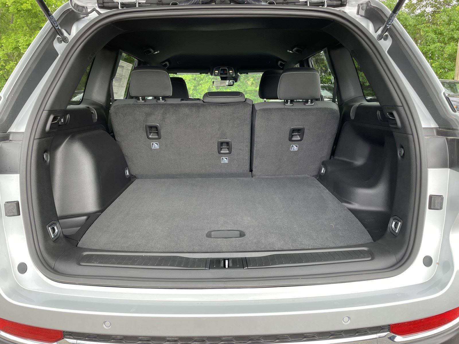 Used 2025 Jeep Grand Cherokee Laredo AWD/4WD image 40