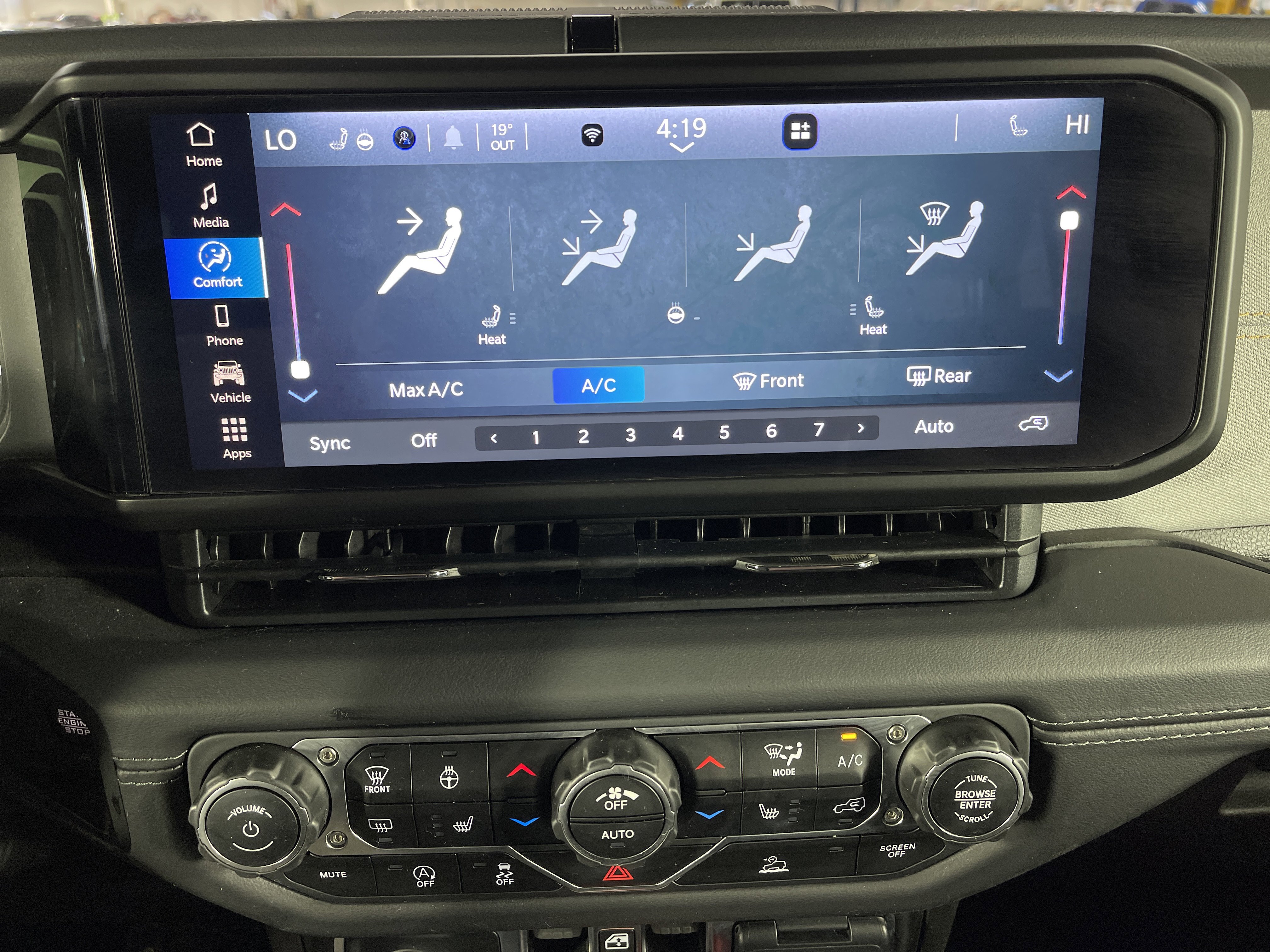 Used 2025 Jeep Wrangler Sahara image 23