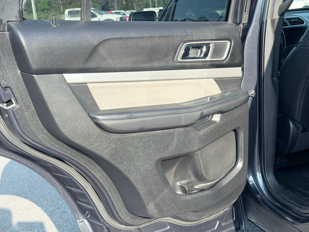 Used 2017 Ford Explorer XLT w/ Equipment Group 202A FWD image 31