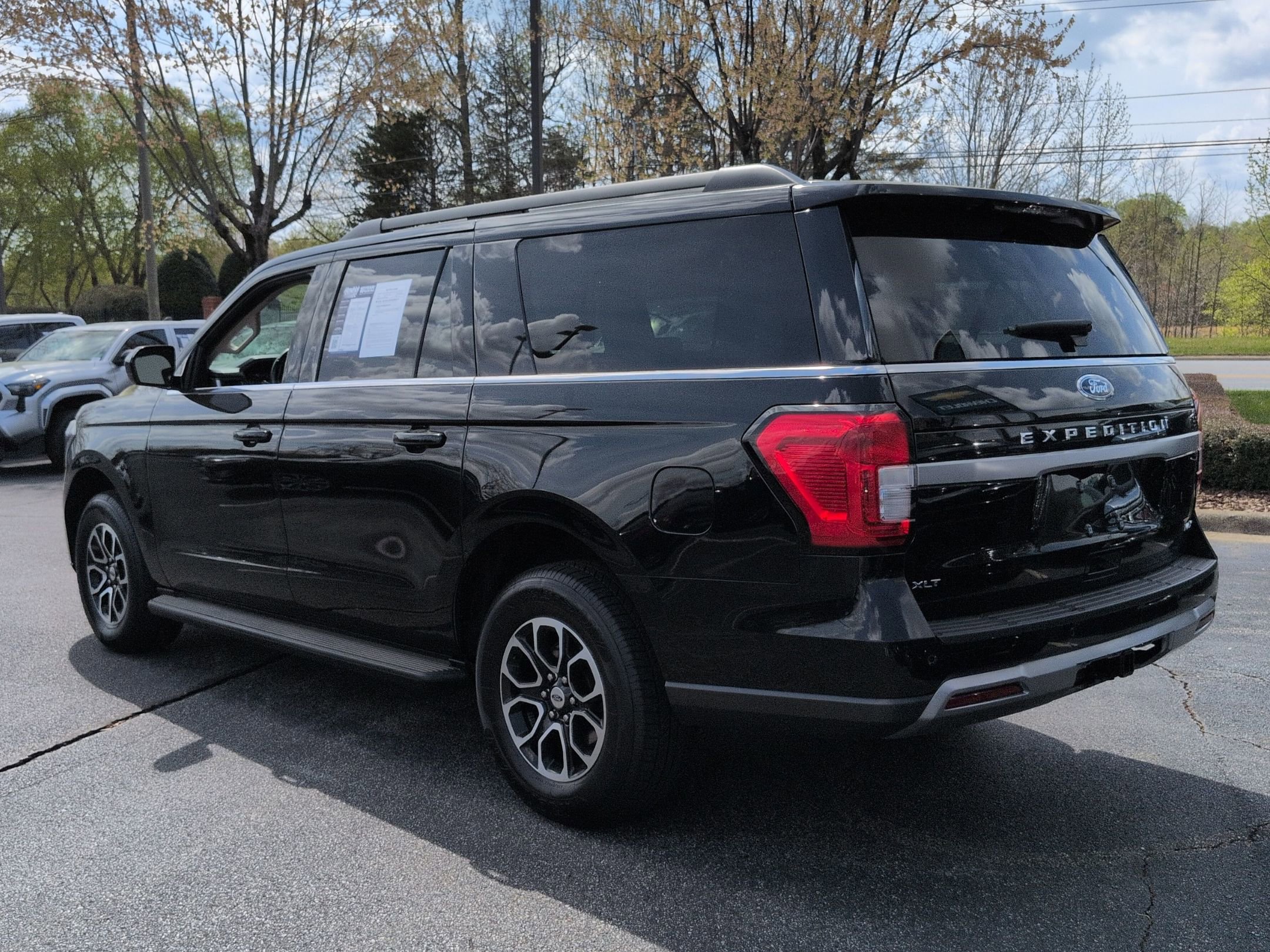 Used 2024 Ford Expedition Max XLT image 8