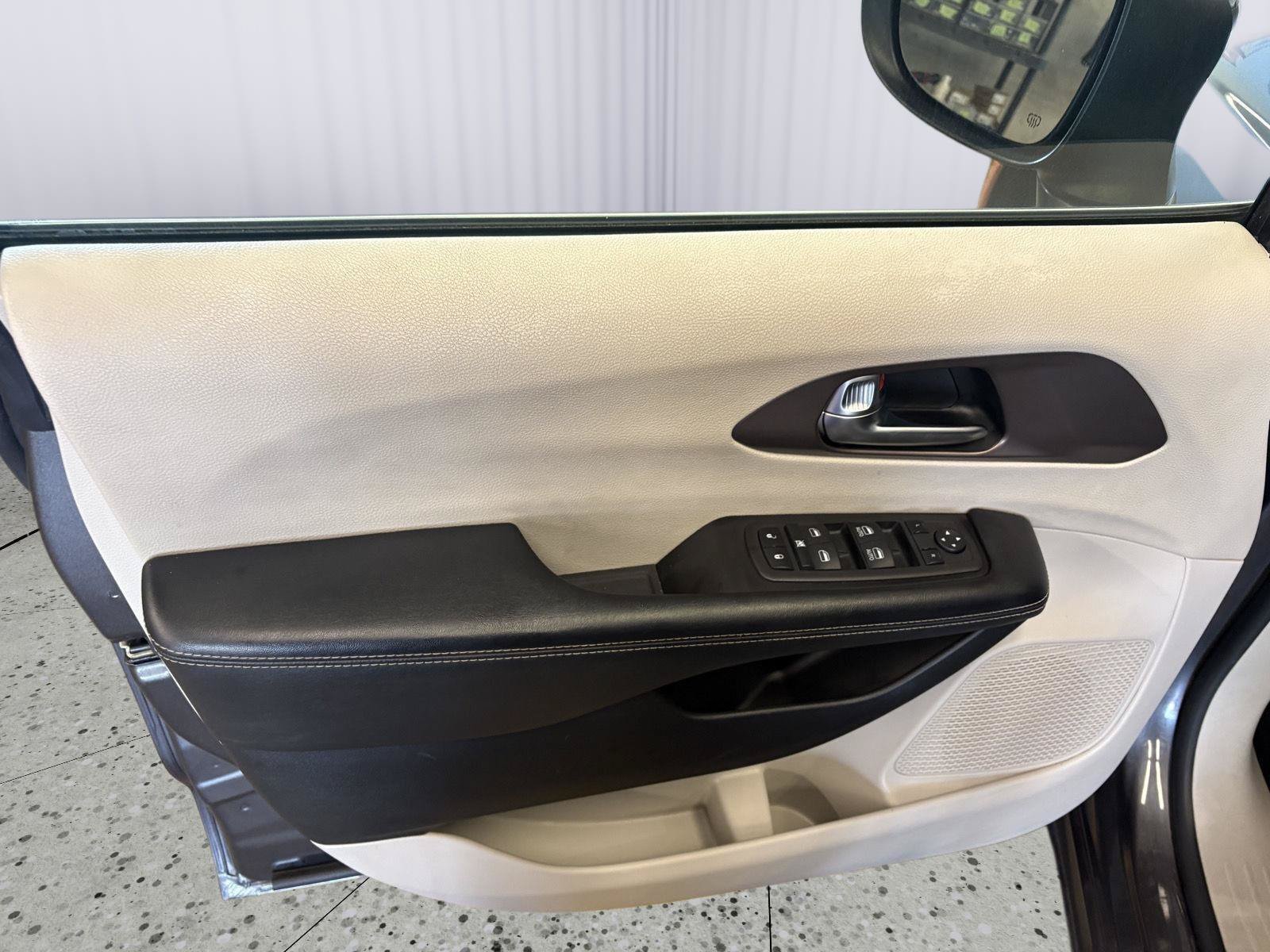 Used 2023 Chrysler Voyager LX FWD image 19