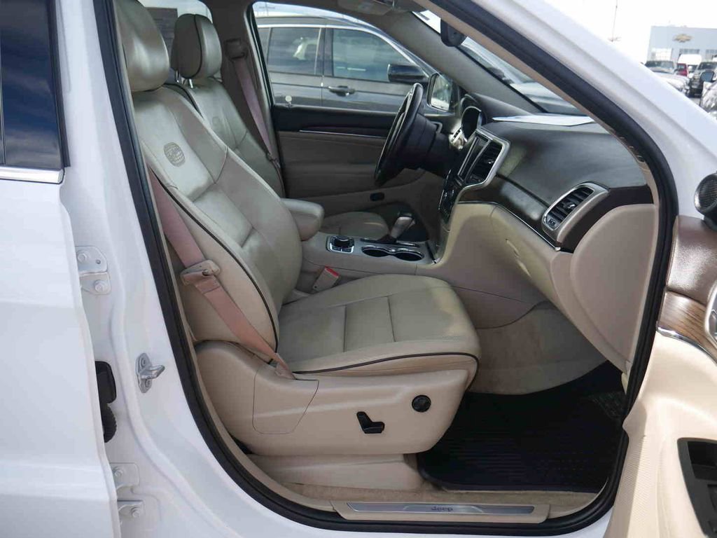 Used 2017 Jeep Grand Cherokee Overland w/ Jeep Active Safety Group image 26