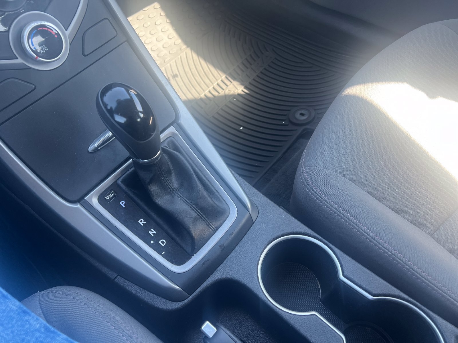 Used 2015 Hyundai Elantra SE FWD image 17