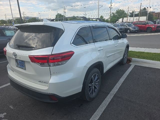 Used 2019 Toyota Highlander XLE AWD/4WD image 3