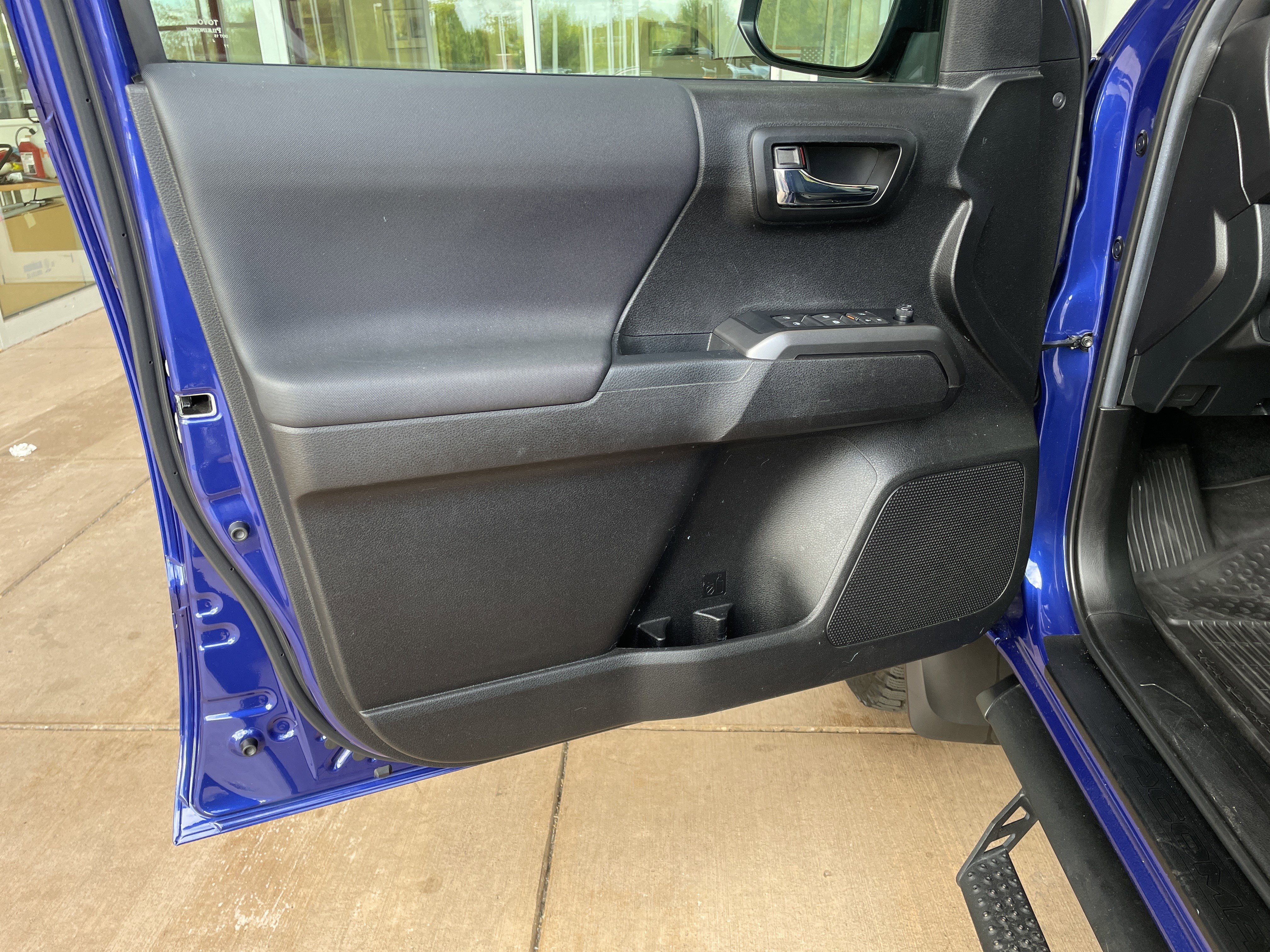 Used 2022 Toyota Tacoma TRD Off-Road image 14