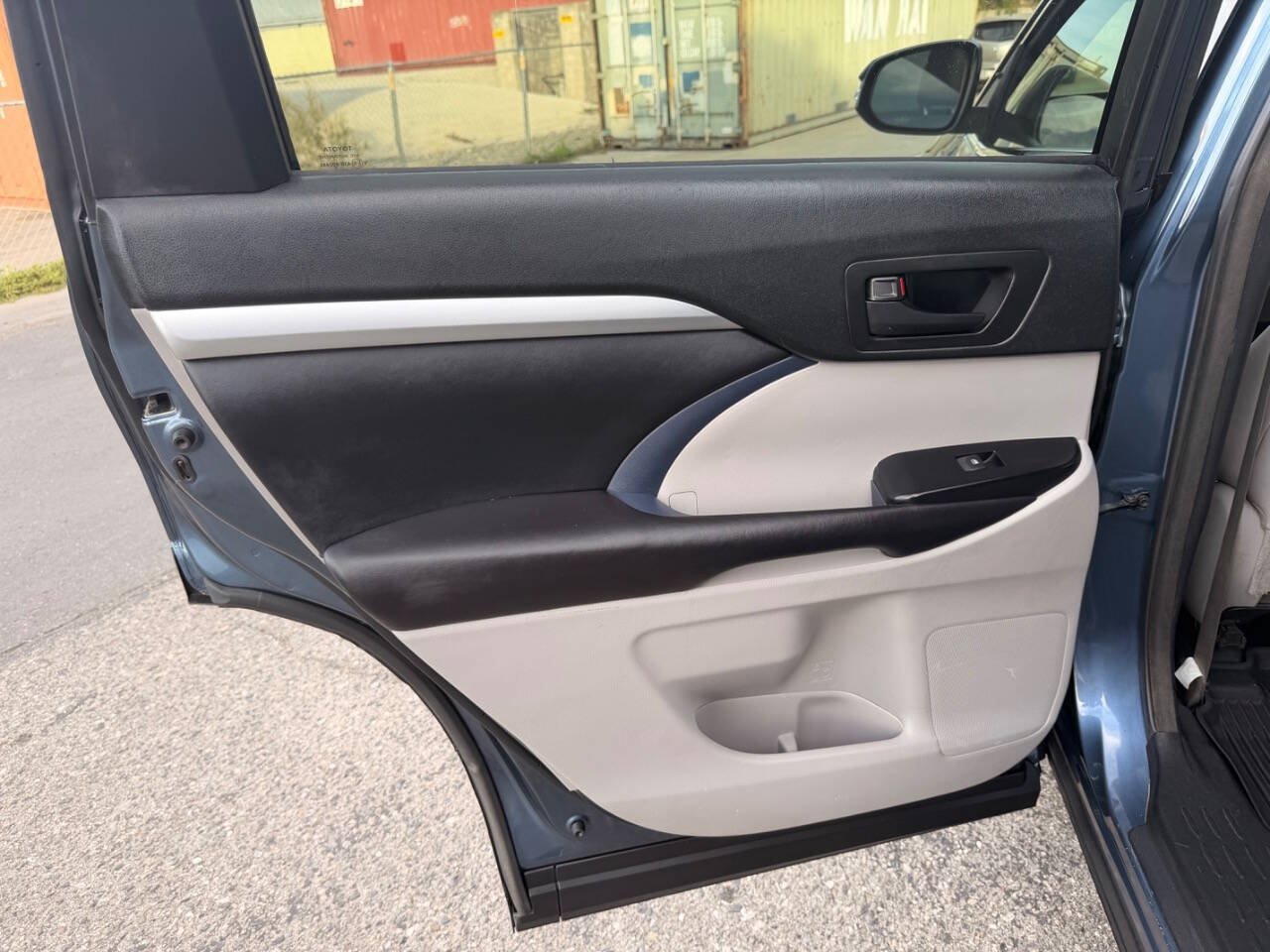 Used 2017 Toyota Highlander Plus w/ Carpet Mat Package FWD image 23