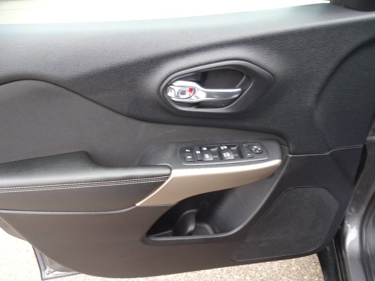 Used 2018 Jeep Cherokee Latitude w/ Quick Order Package 26T image 12