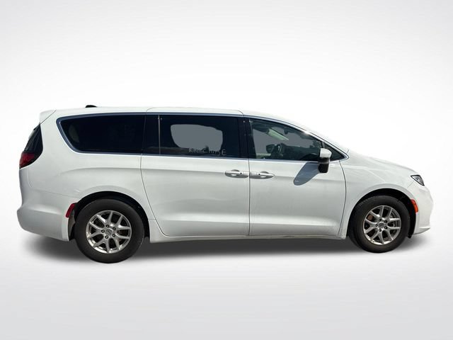 Used 2023 Chrysler Pacifica Touring-L FWD image 7