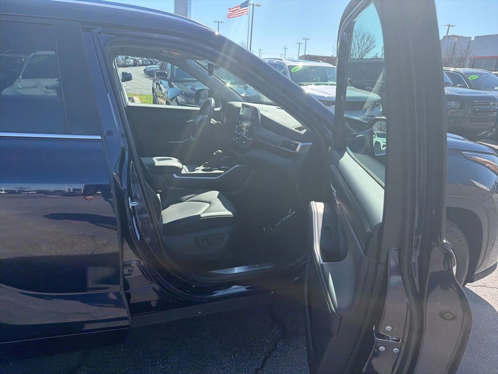 Used 2021 Toyota Highlander XLE image 16