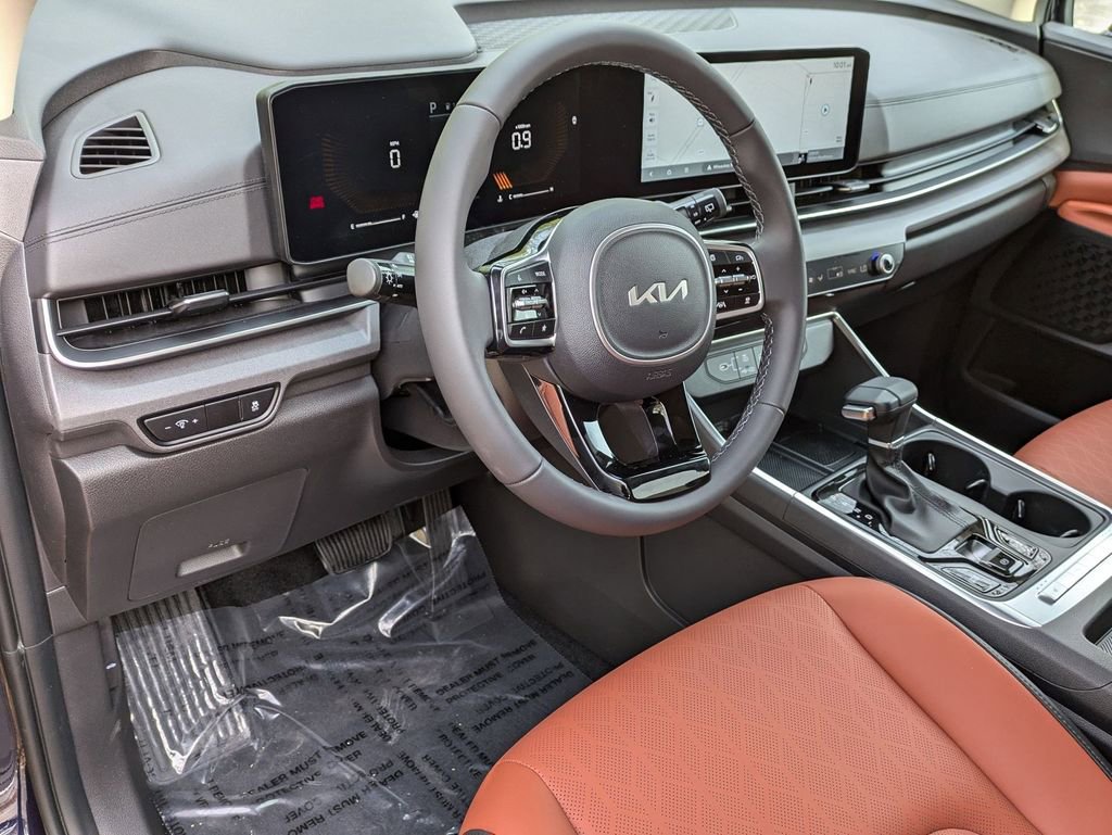 Used 2025 Kia Carnival EX image 9
