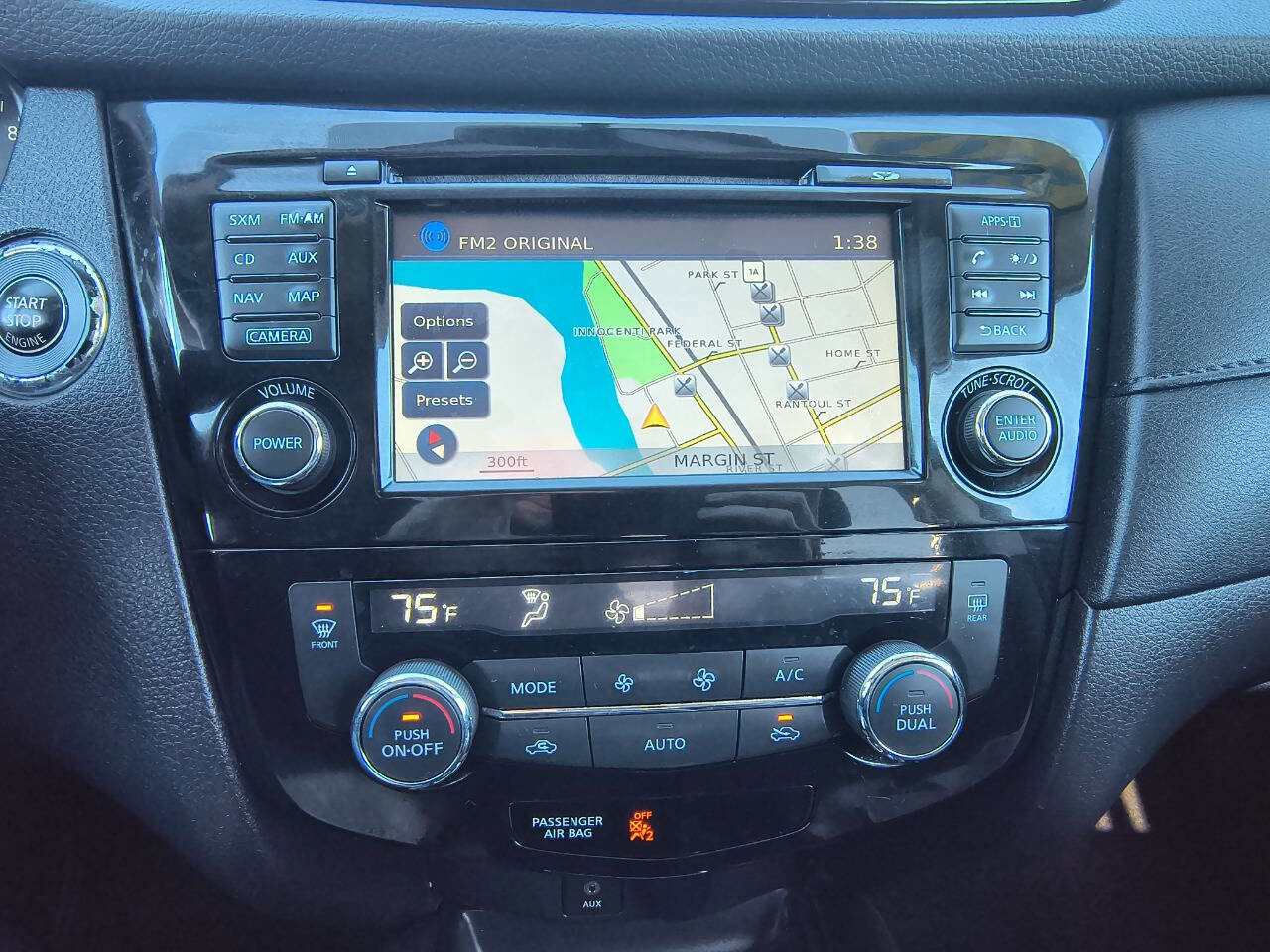 Used 2017 Nissan Rogue SV w/ SV Premium Package image 12