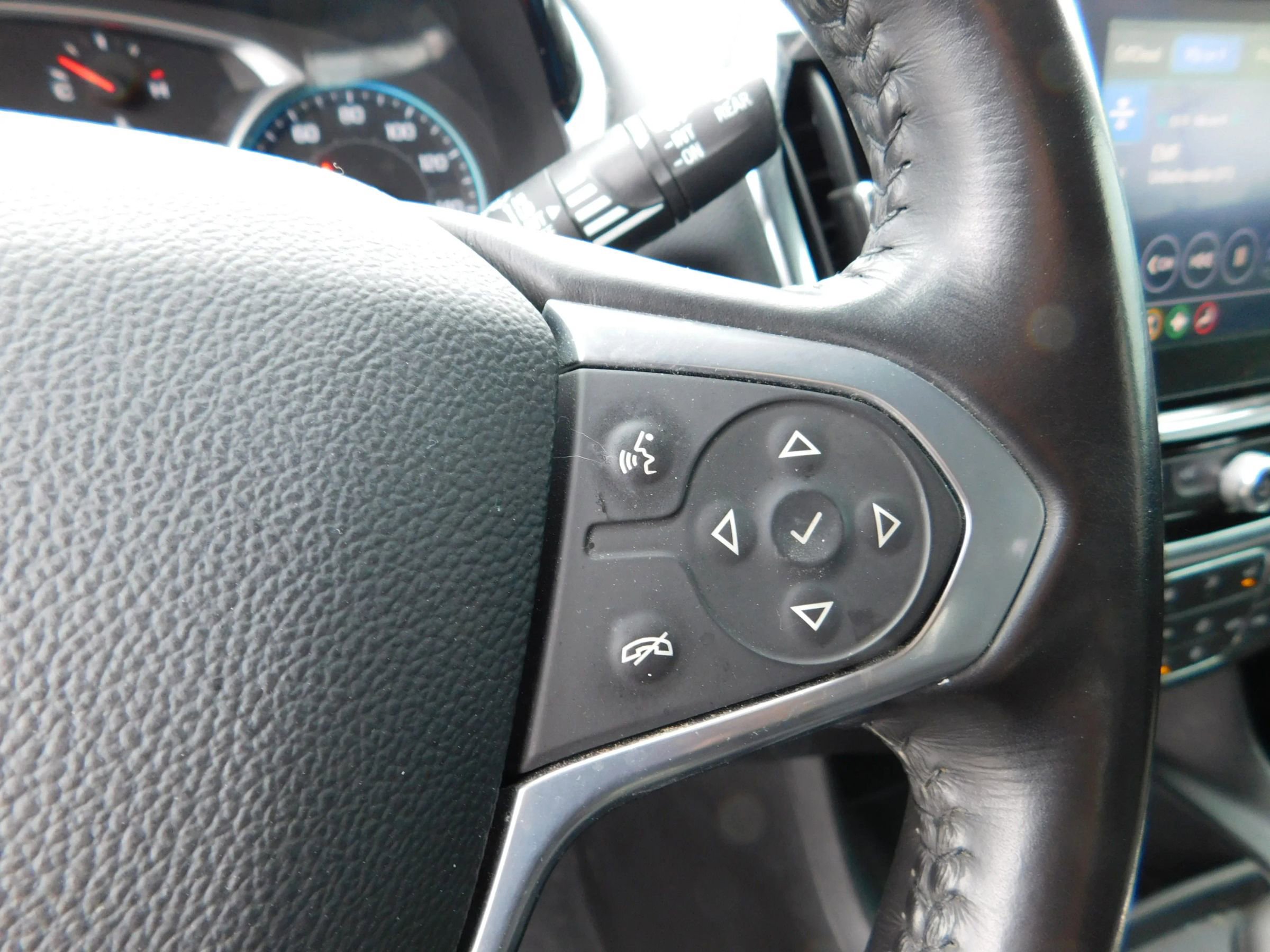 Used 2021 Chevrolet Traverse LT FWD image 21