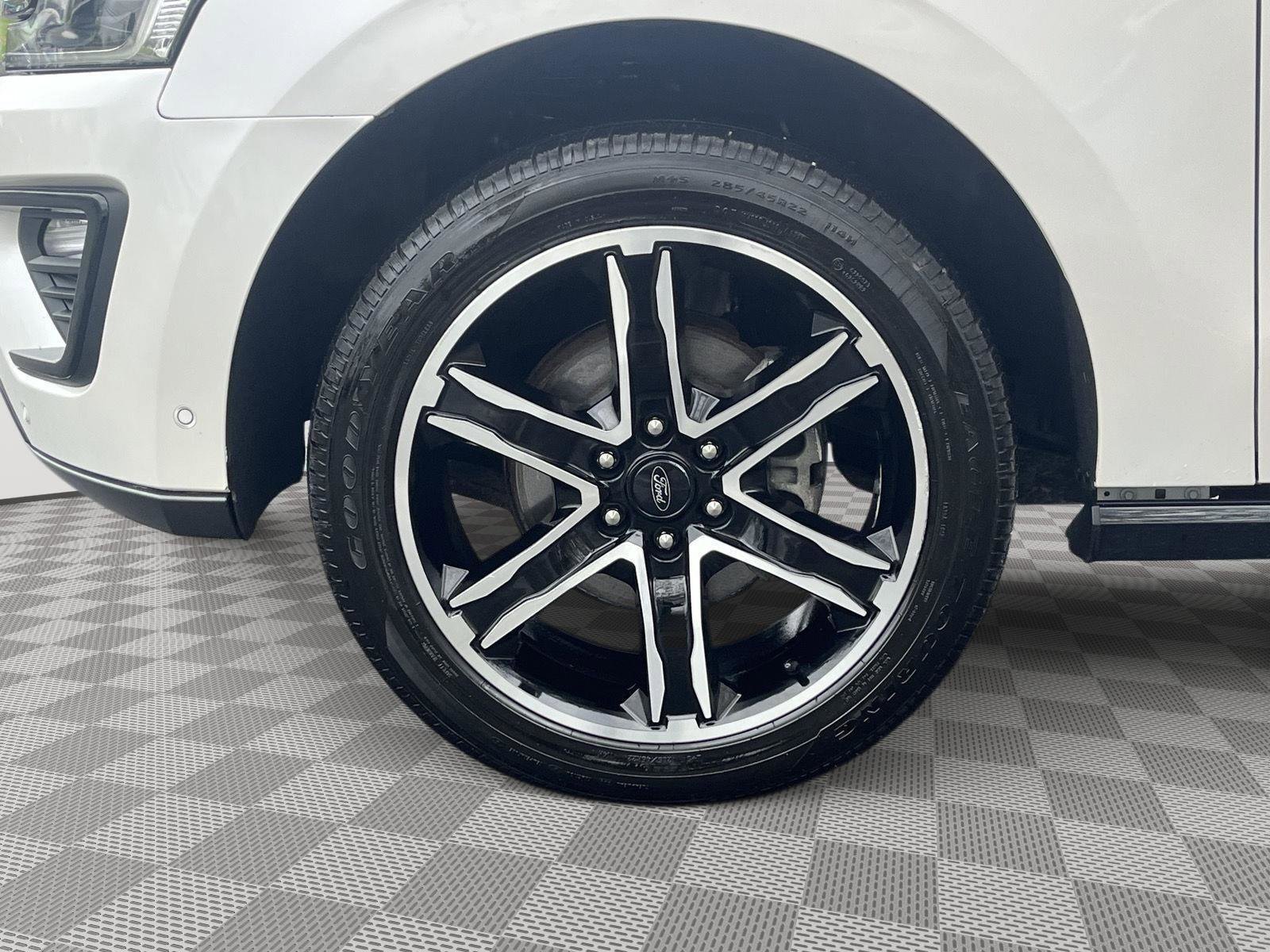 Used 2019 Ford Expedition Limited w/ Equipment Group 303A AWD/4WD image 9