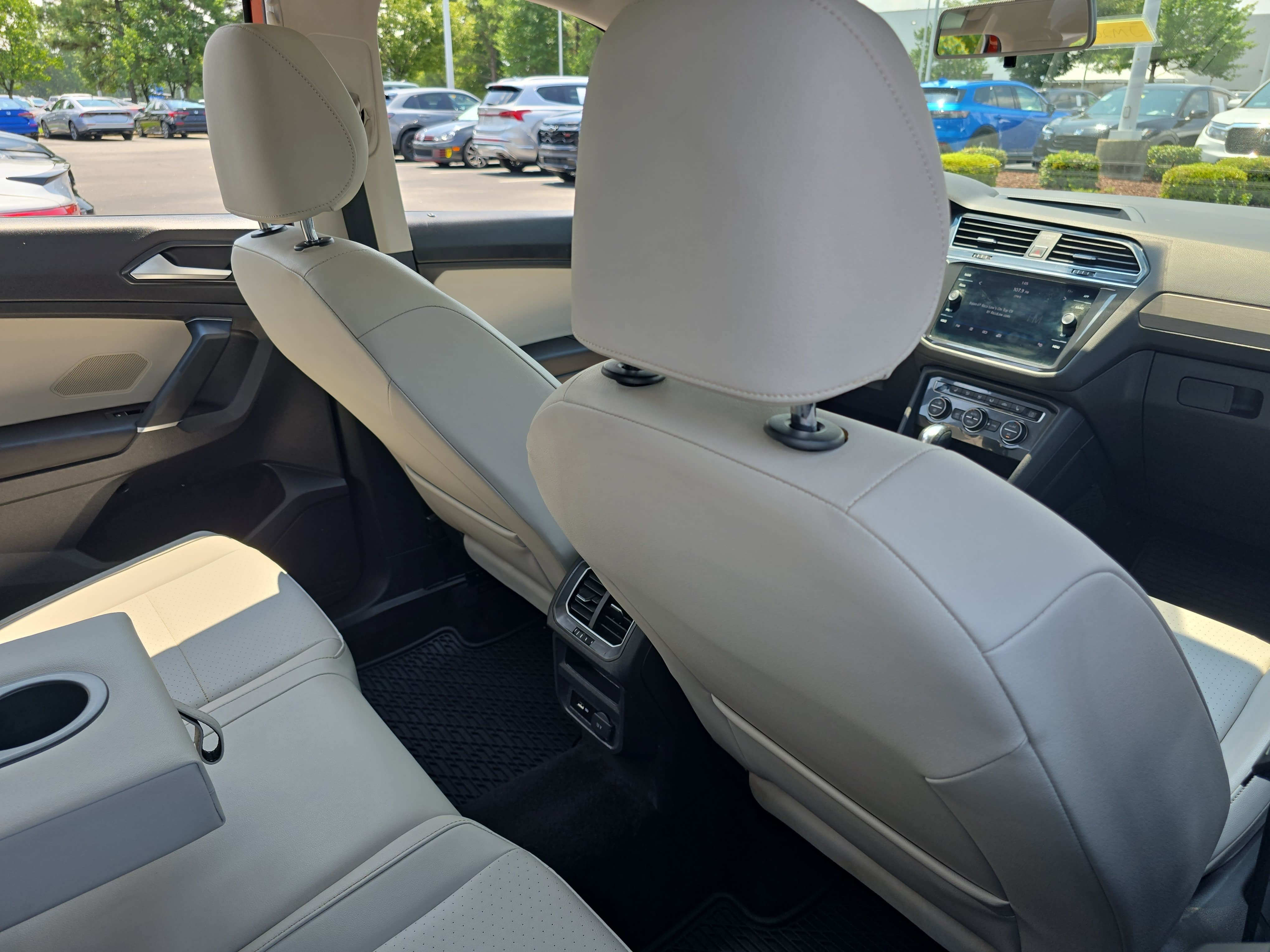 Used 2018 Volkswagen Tiguan SE w/ Panoramic Sunroof Package FWD image 11