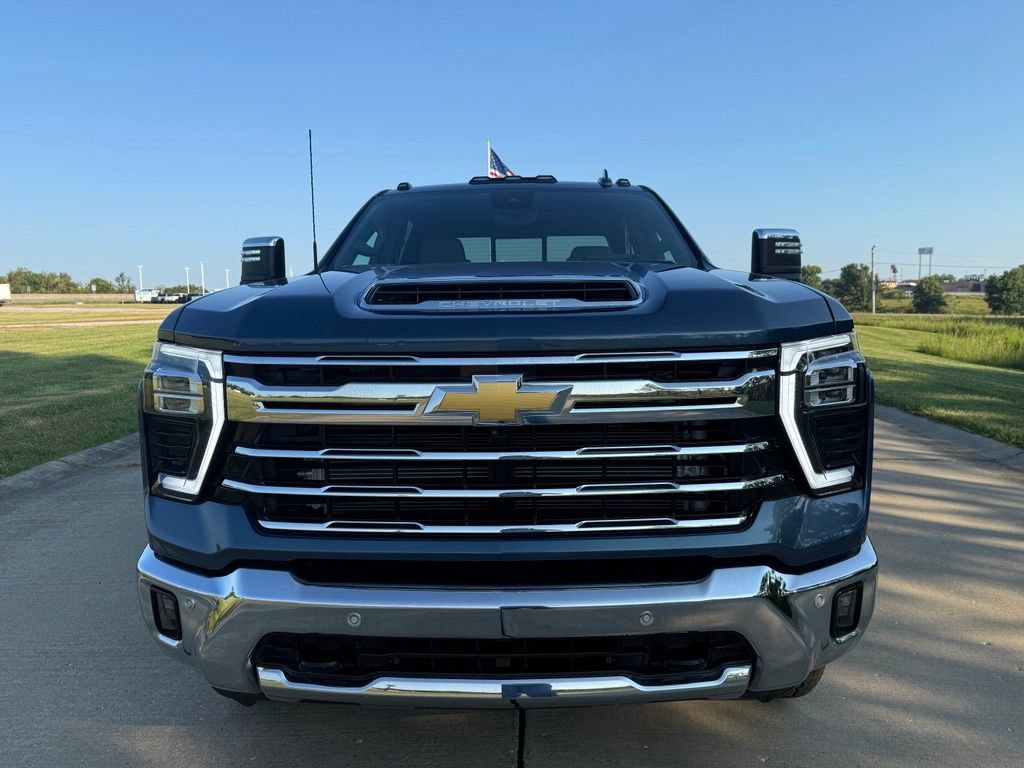 Used 2025 Chevrolet Silverado 2500 LTZ w/ LTZ Convenience Package AWD/4WD image 12