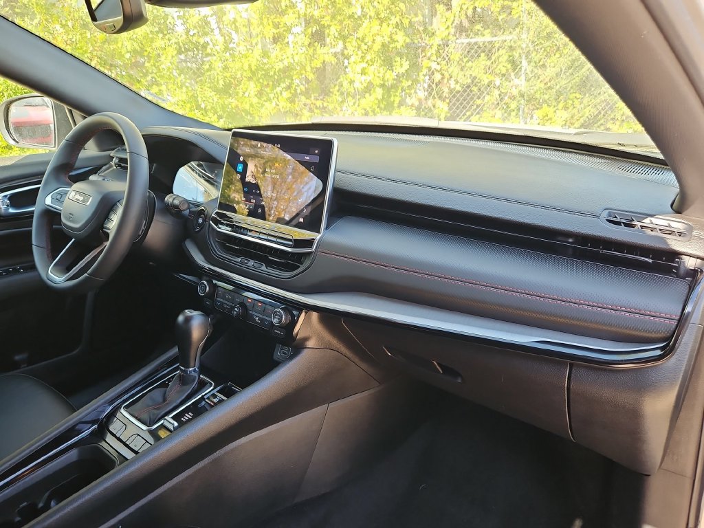 Used 2025 Jeep Compass Trailhawk AWD/4WD image 32