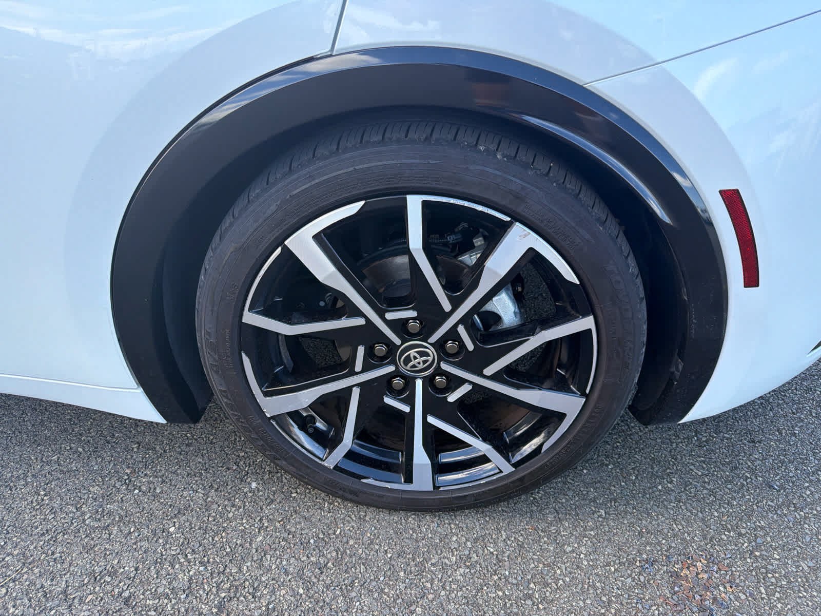 Used 2023 Toyota Prius Prime Premium FWD image 5