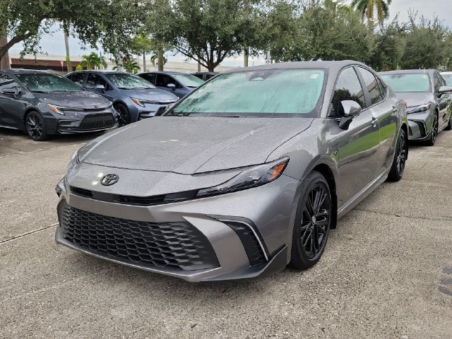 Used 2025 Toyota Camry SE FWD image 2