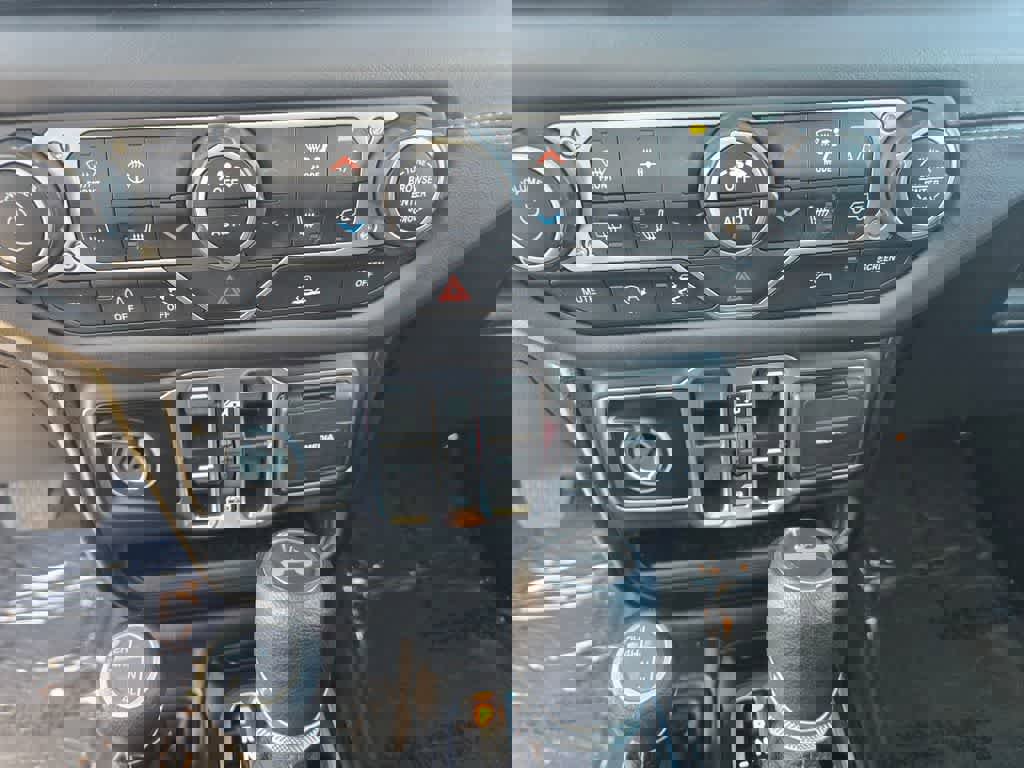 Used 2025 Jeep Wrangler Sahara image 16