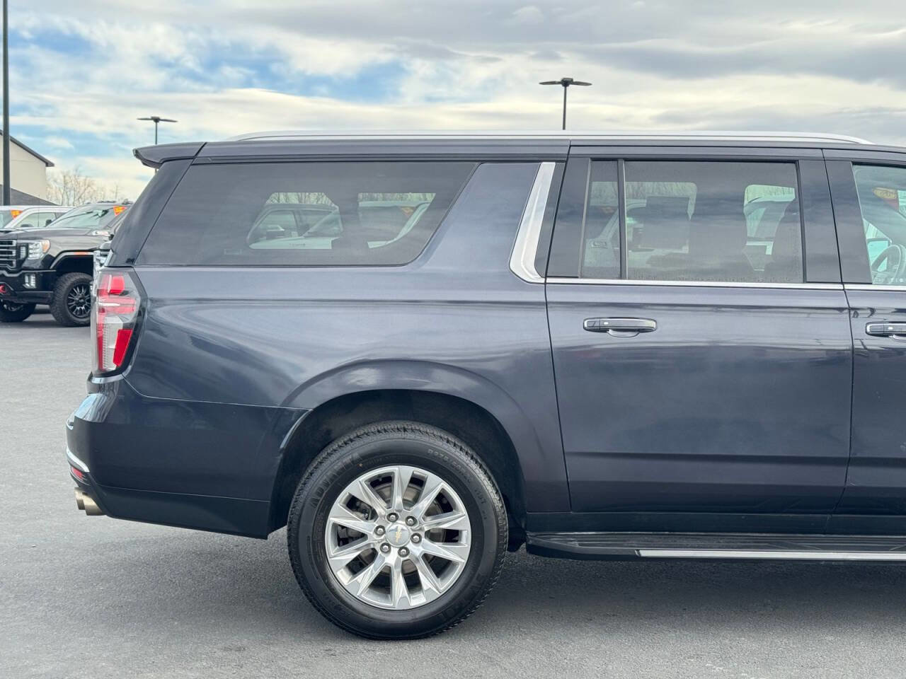 Used 2023 Chevrolet Suburban Premier image 5