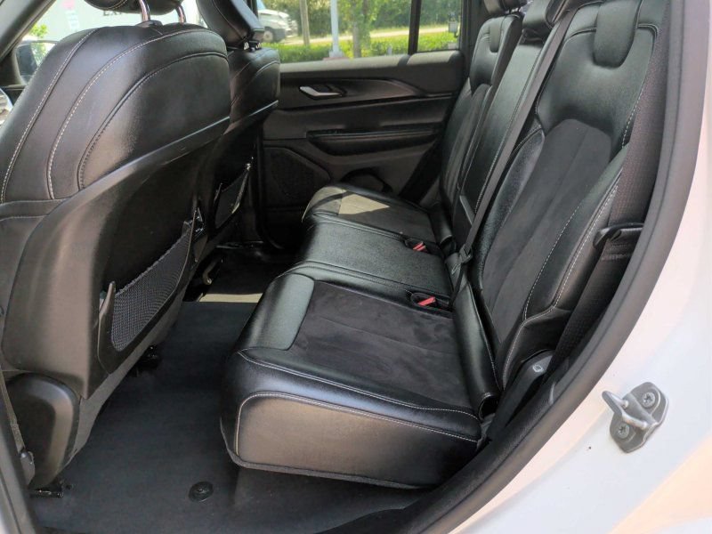 Used 2023 Jeep Grand Cherokee Altitude AWD/4WD image 8