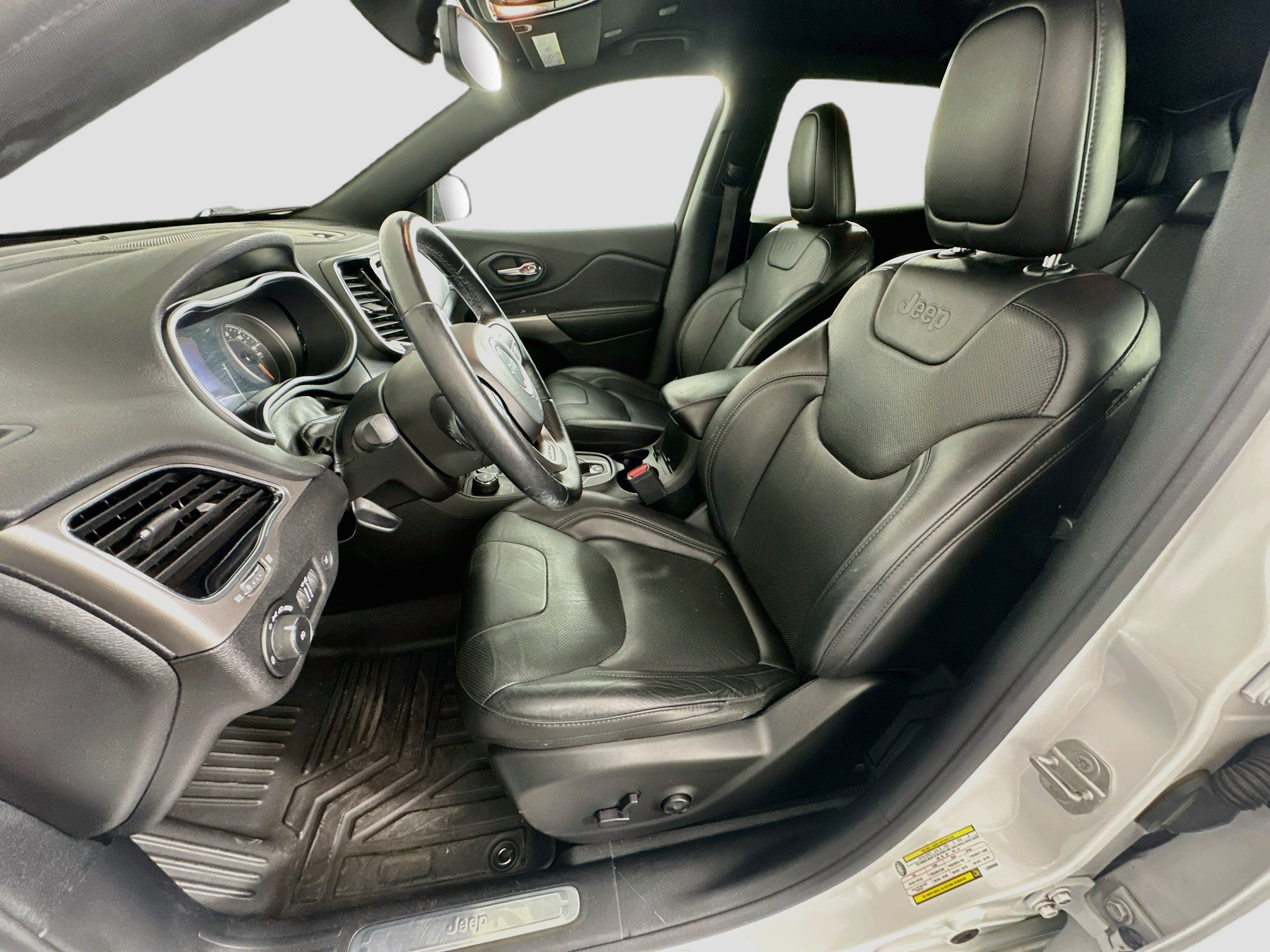 Used 2020 Jeep Cherokee High Altitude AWD/4WD image 13