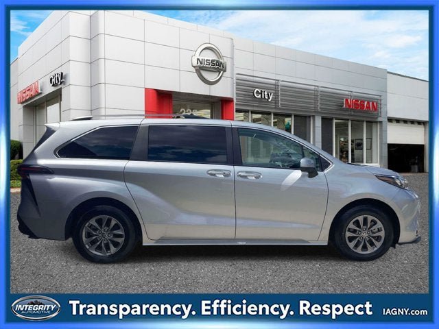 Used 2024 Toyota Sienna XLE FWD image 5