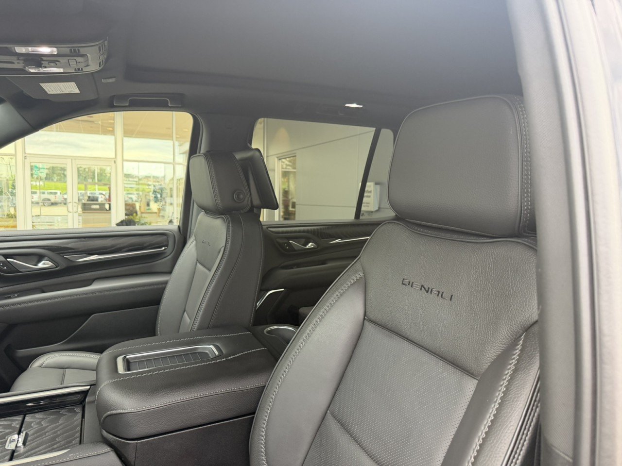 Used 2024 GMC Yukon Denali w/ Advanced Technology Package AWD/4WD image 8