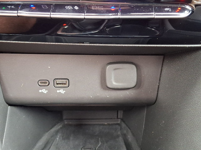 Used 2025 Buick Encore GX Avenir w/ Avenir Technology Package FWD image 23
