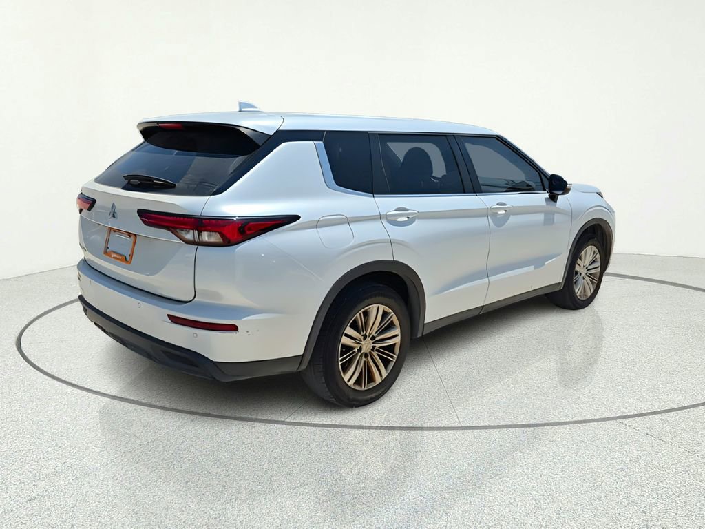 Used 2023 Mitsubishi Outlander ES FWD image 6