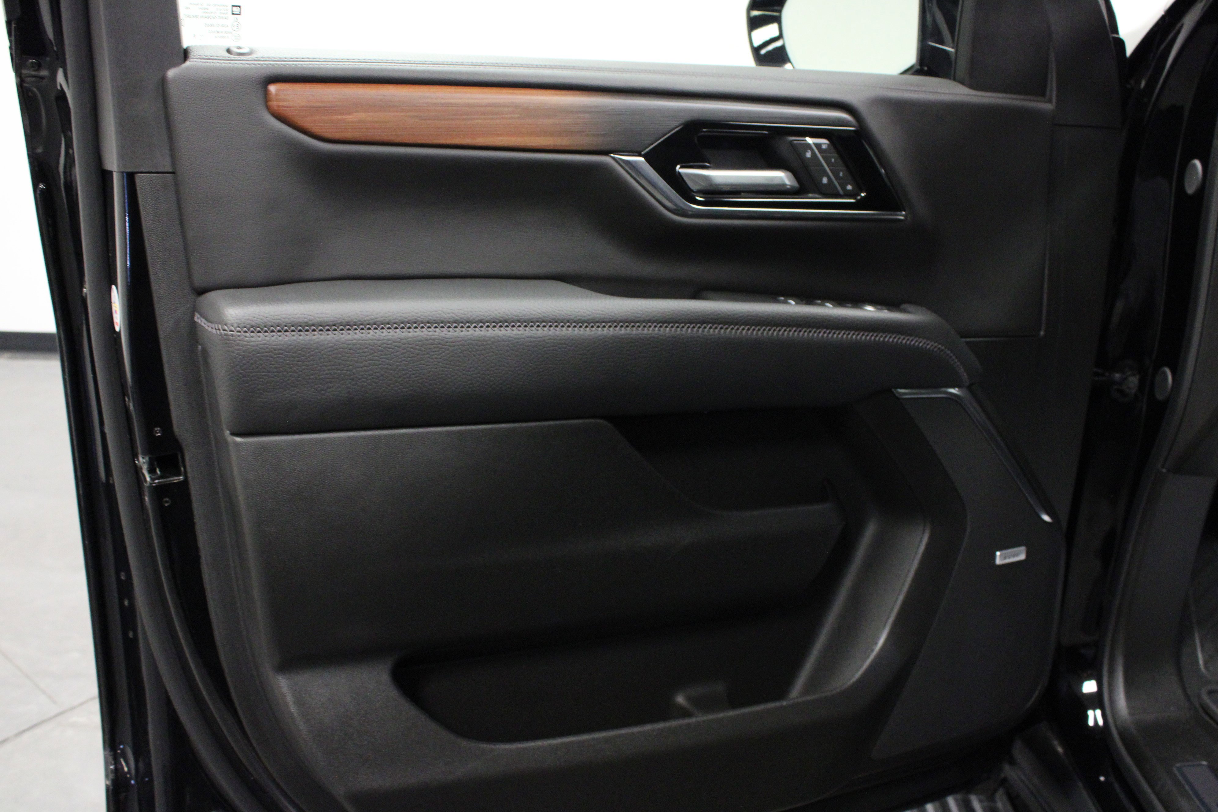 Used 2025 GMC Yukon Denali w/ Denali Reserve Package image 11