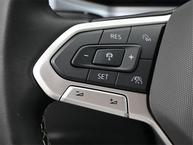 Certified 2025 Volkswagen Taos SE image 16