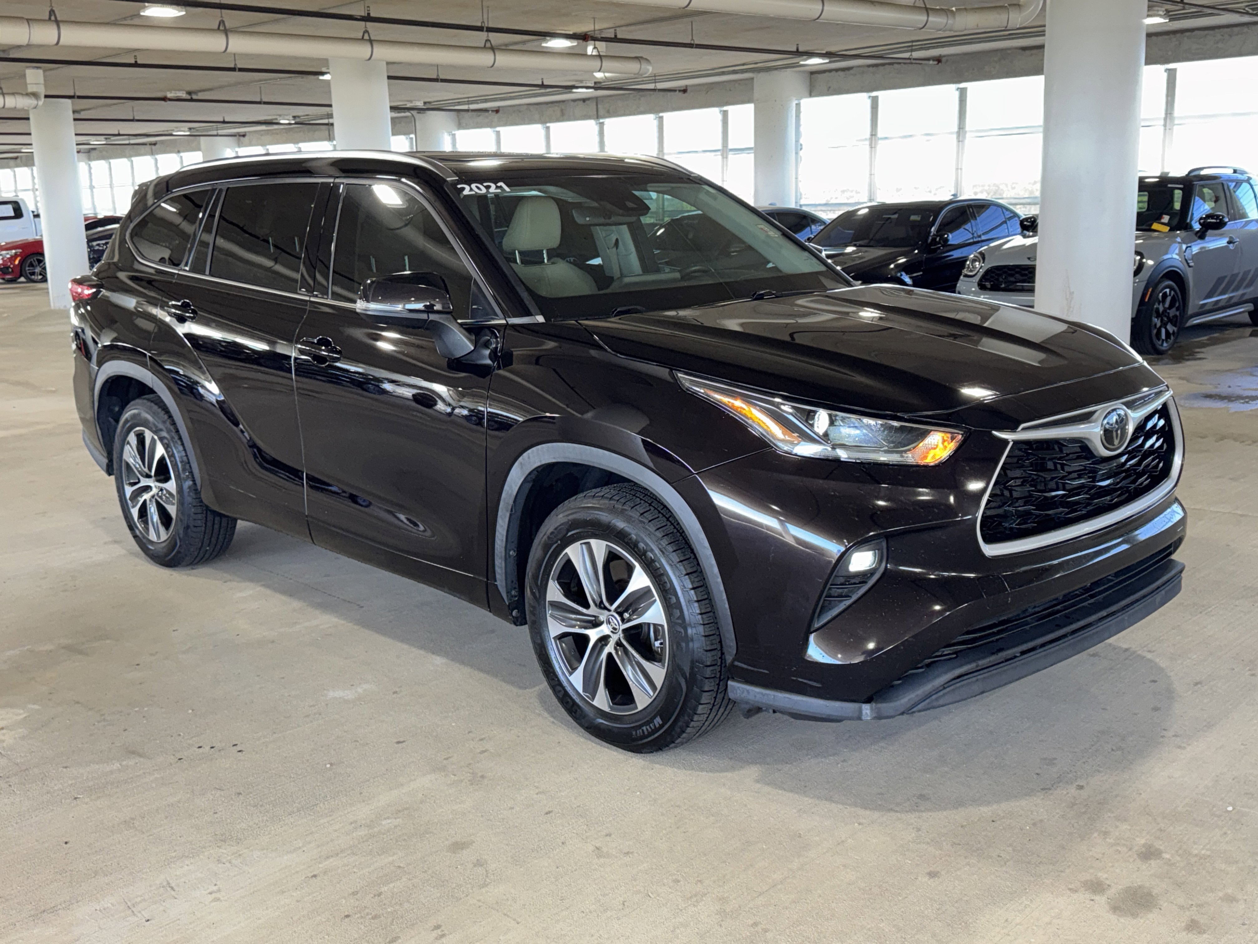 Used 2021 Toyota Highlander XLE image 1