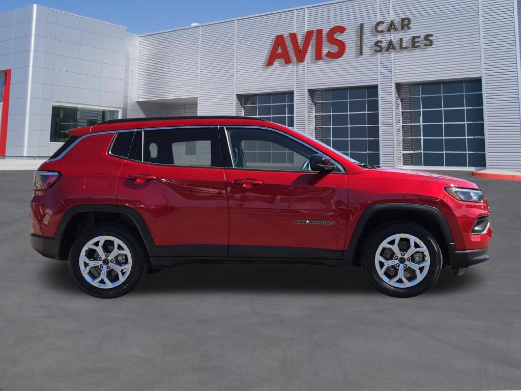 Used 2025 Jeep Compass Latitude w/ Sun & Sound Group AWD/4WD image 5