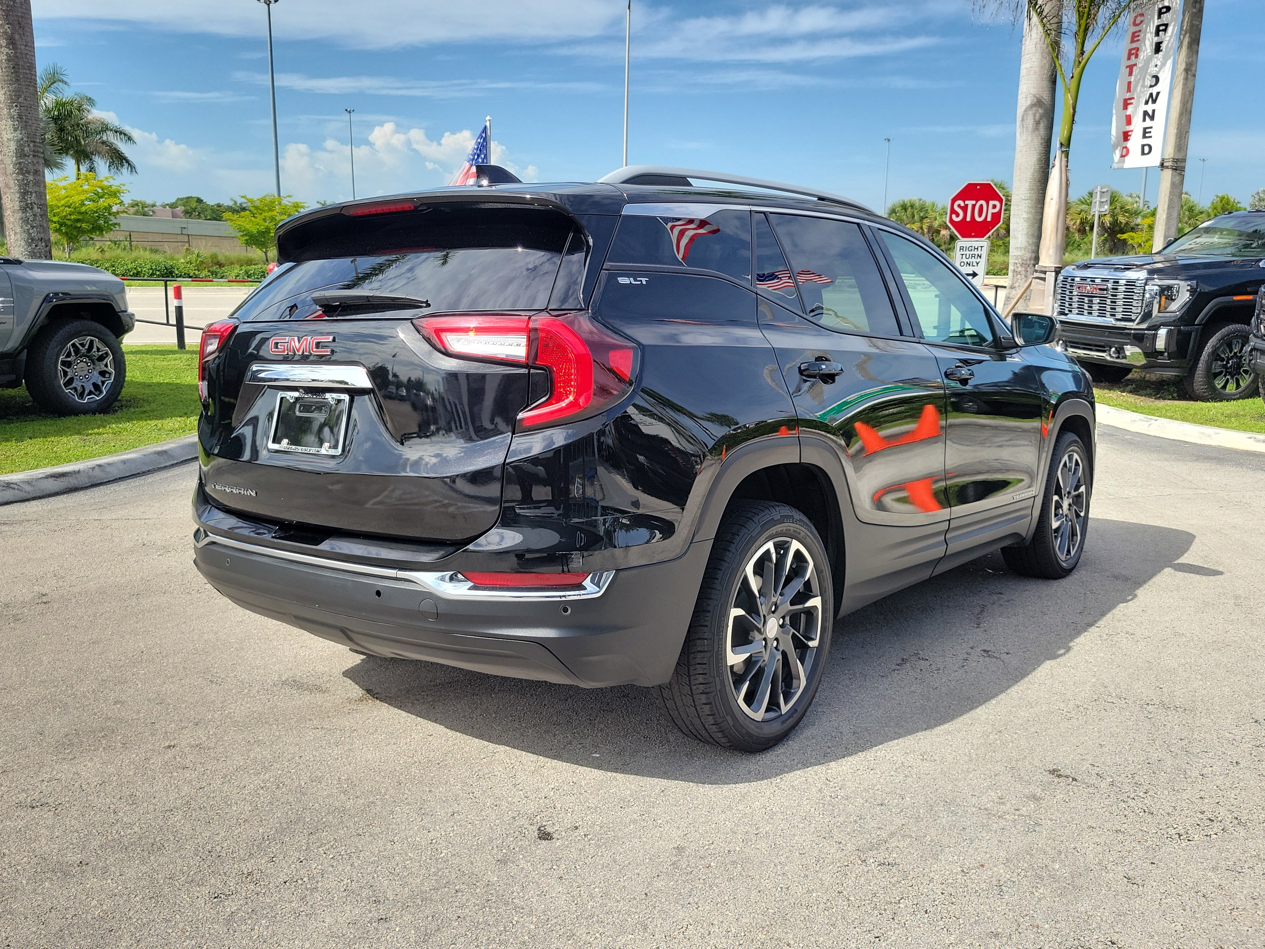 Used 2023 GMC Terrain SLT w/ Tech Package FWD image 5
