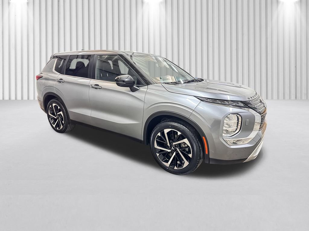 Used 2022 Mitsubishi Outlander SE AWD/4WD image 2