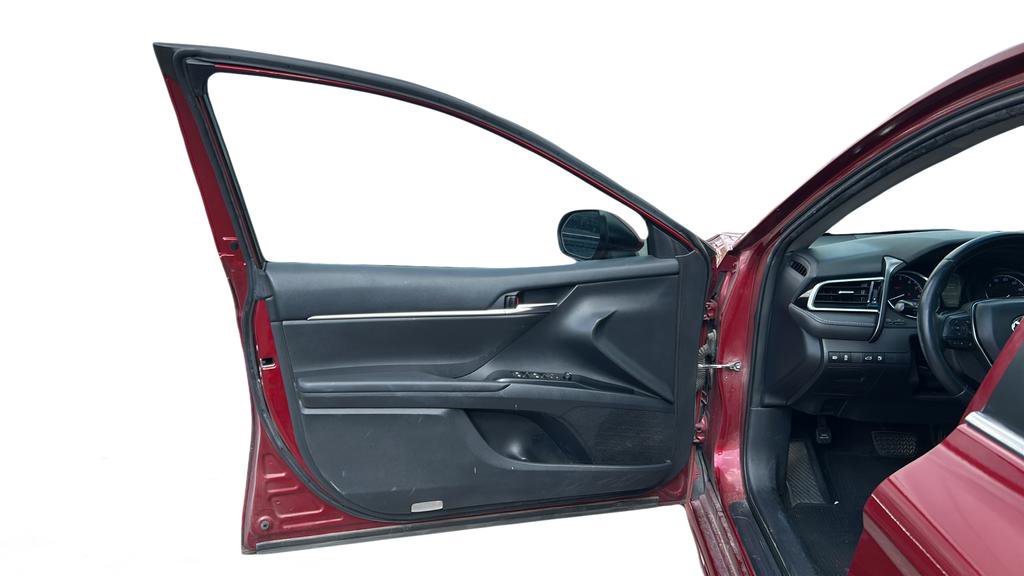 Used 2018 Toyota Camry SE w/ Moonroof Package FWD image 9