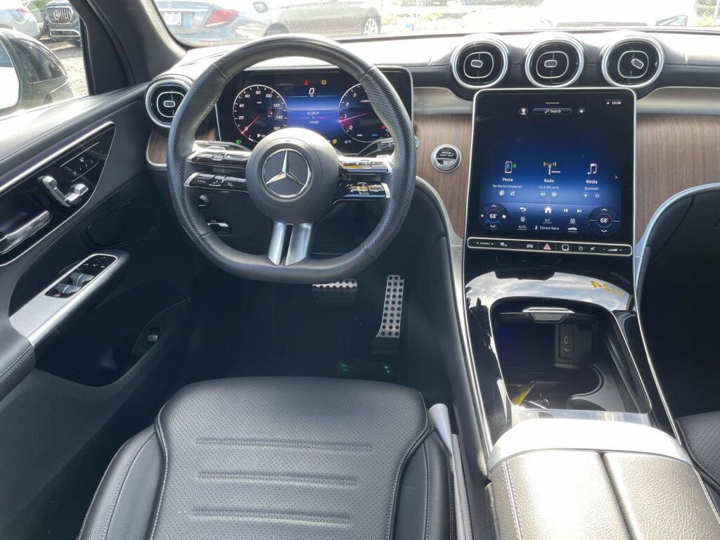 Used 2024 Mercedes-Benz GLC 300 4MATIC image 2