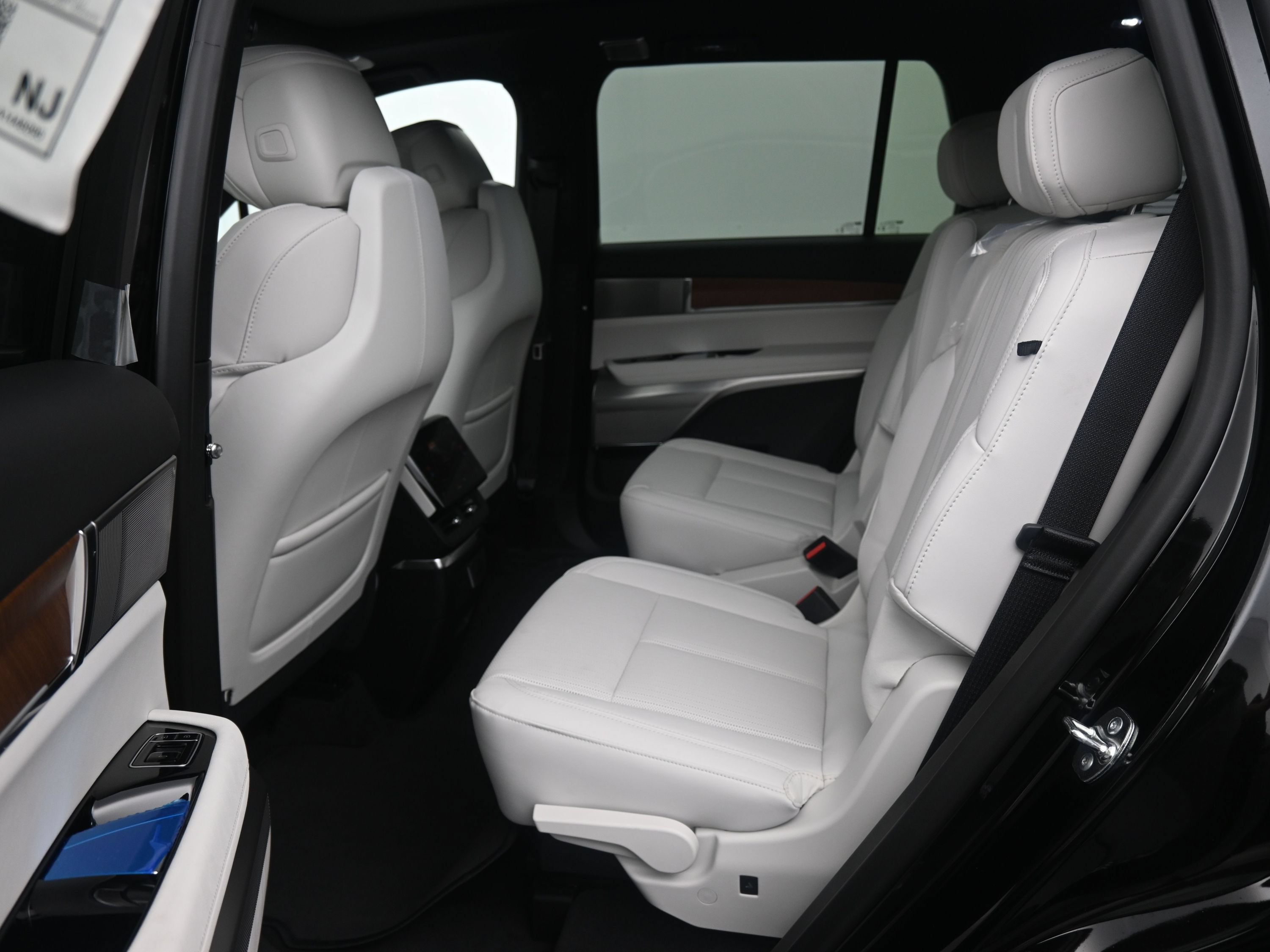 New 2026 Cadillac Vistiq Premium Luxury w/ LPO, Floor Liner Package AWD/4WD image 9