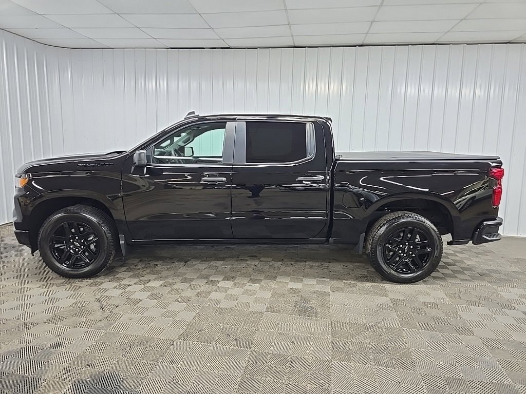 Used 2024 Chevrolet Silverado 1500 Custom w/ Dark Appearance Package image 5