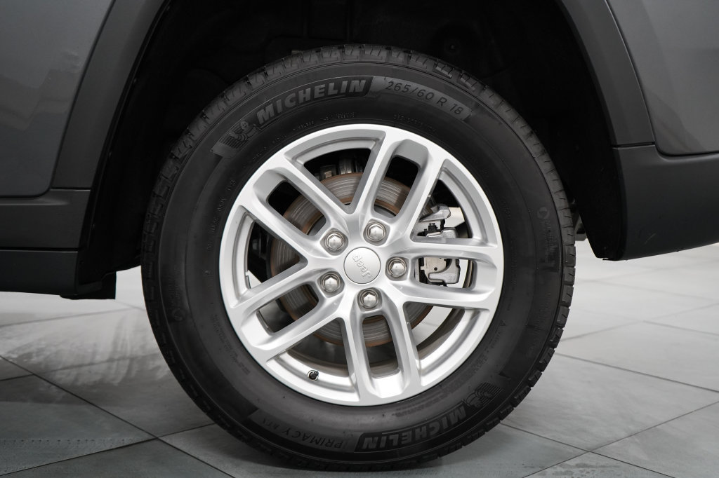 Used 2025 Jeep Grand Cherokee Laredo X AWD/4WD image 32