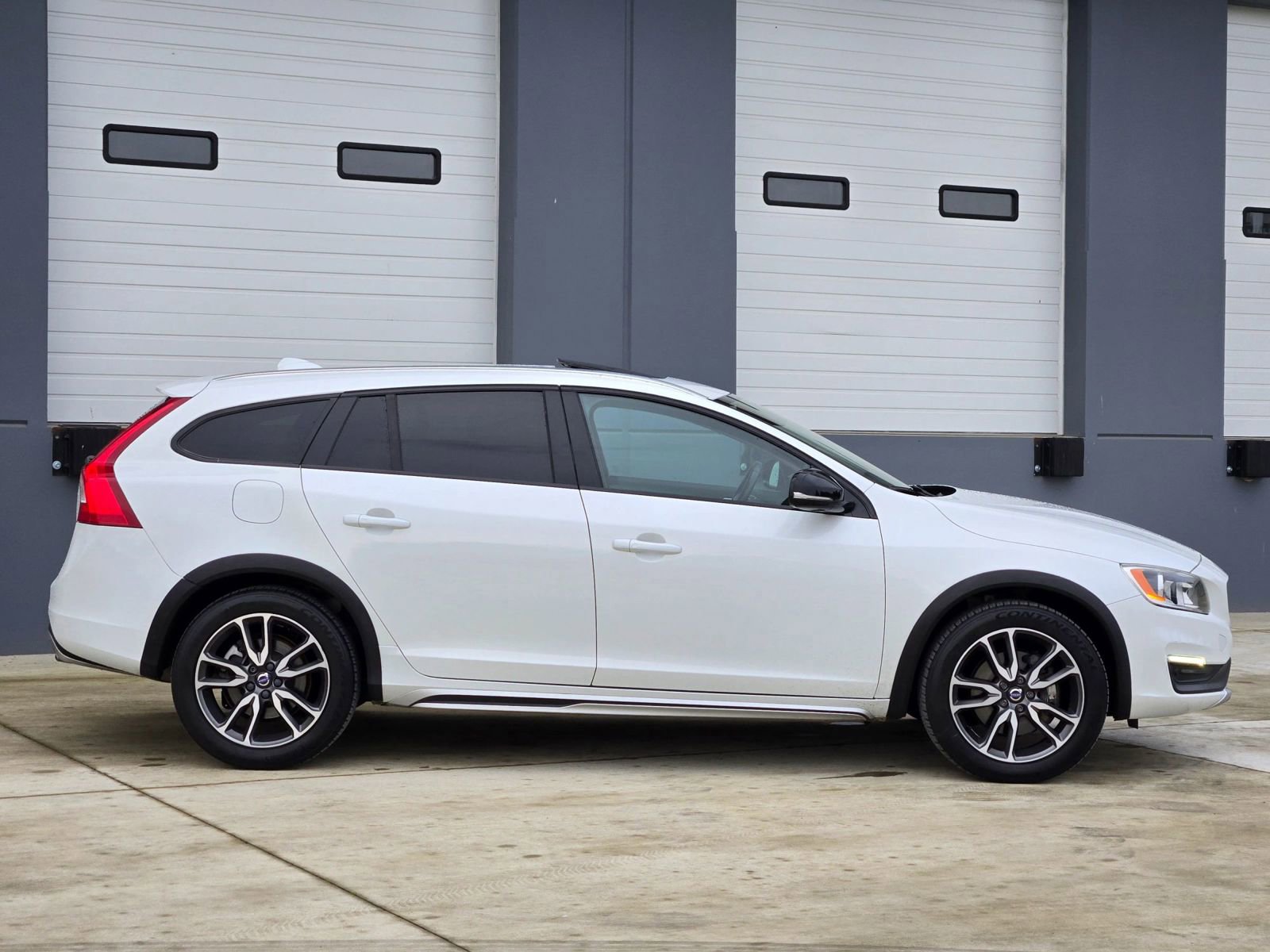 Used 2016 Volvo V60 T5 Cross Country w/ Convenience Package image 9