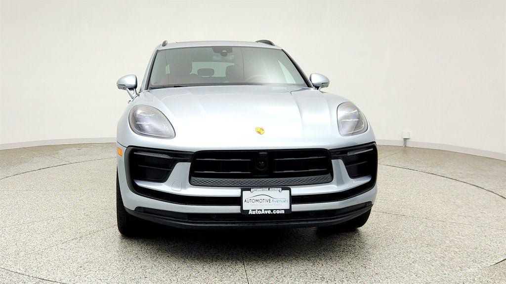Used 2025 Porsche Macan AWD/4WD image 2