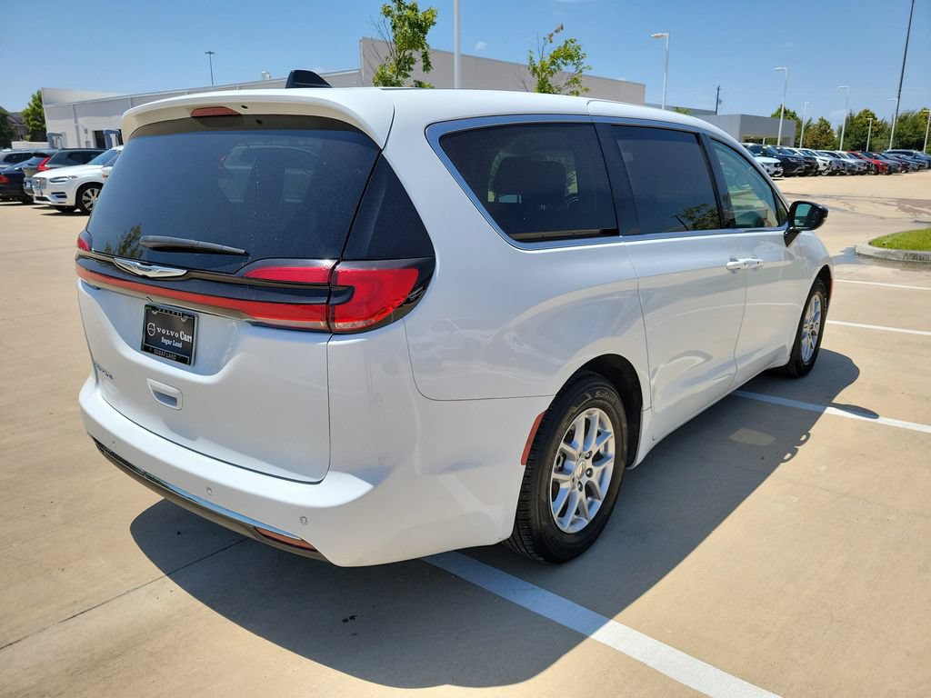 Used 2024 Chrysler Pacifica Touring-L FWD image 5