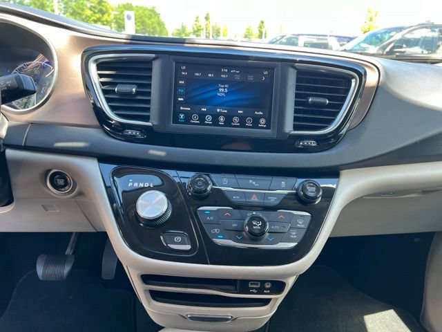 Used 2018 Chrysler Pacifica Touring-L FWD image 16