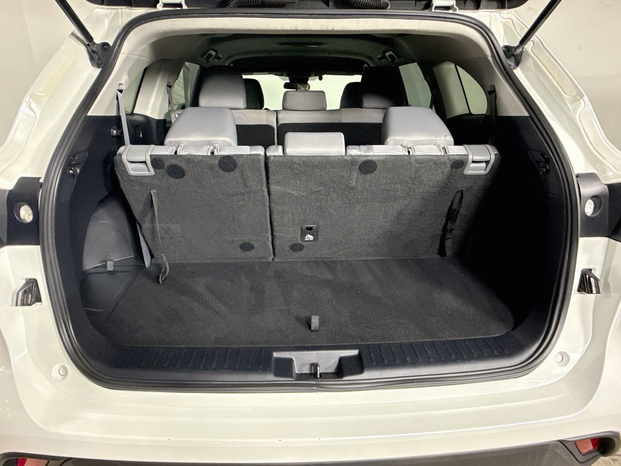 Used 2021 Toyota Highlander L FWD image 32