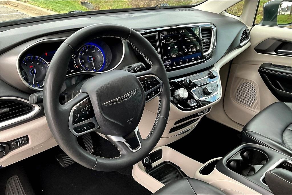 Used 2023 Chrysler Pacifica Touring-L FWD image 16
